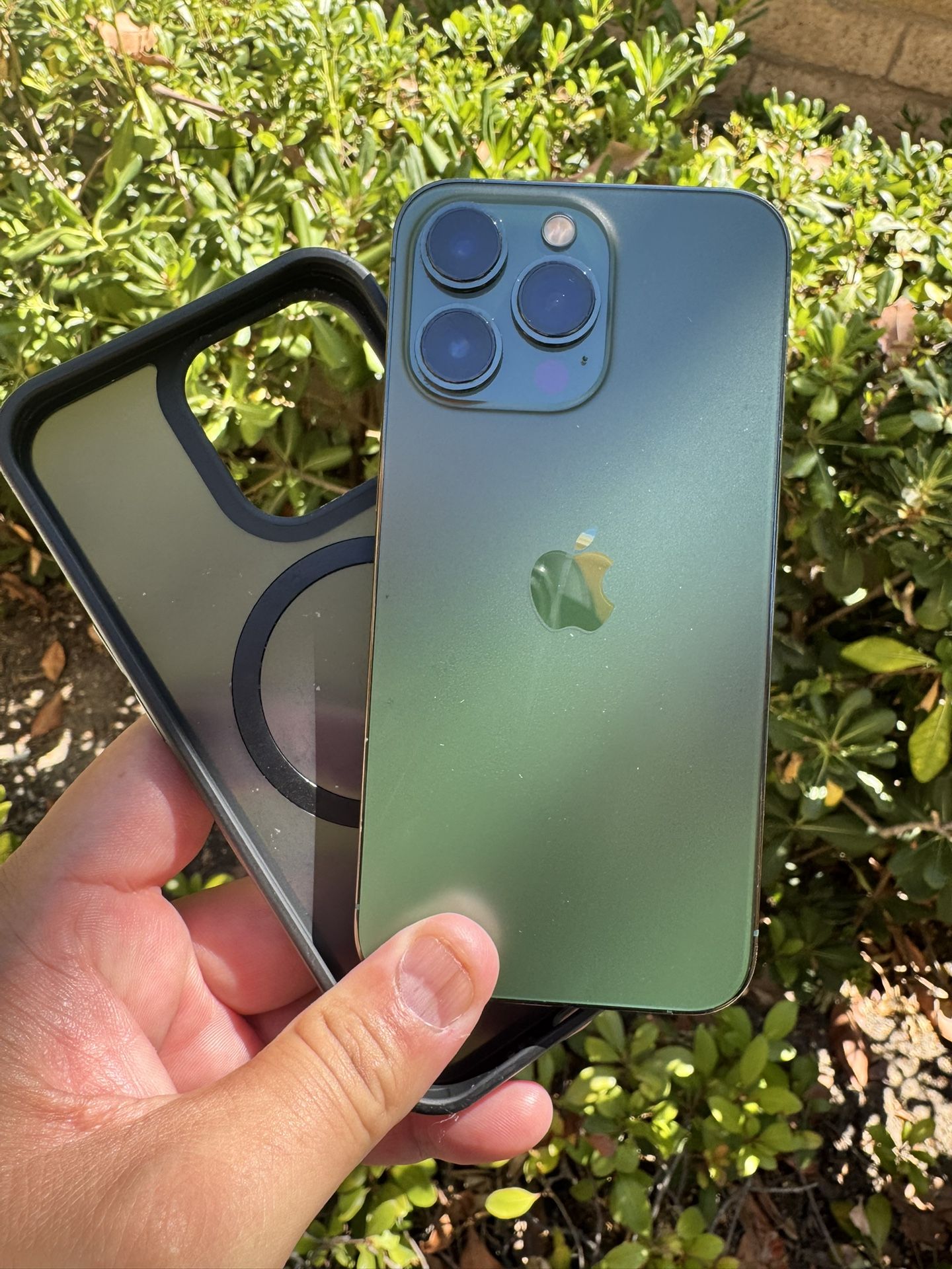 IPhone 13 PRO 256 GB, Amazing Condition. UNLOCKED use any carrier. Hablo Espanol.
