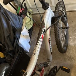 Mongoose Ledge 2.1 Mountain Bike