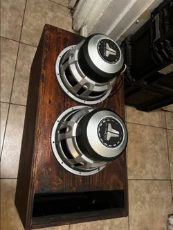 JL Audio 10W6v2 with box