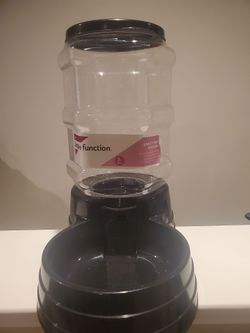 New Gravity Pet Food Dispenser 48 oz