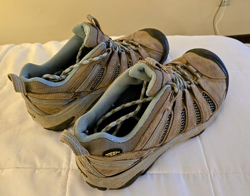 KEEN Women's Voyageur Boot (size 9)