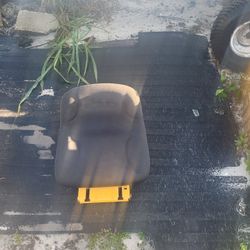 ((READ AD))((SEAT cubcadet)) Riding Mower 