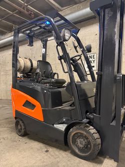 DOOSAN  2021 forklift, 3500 lb,3 stage, side shift