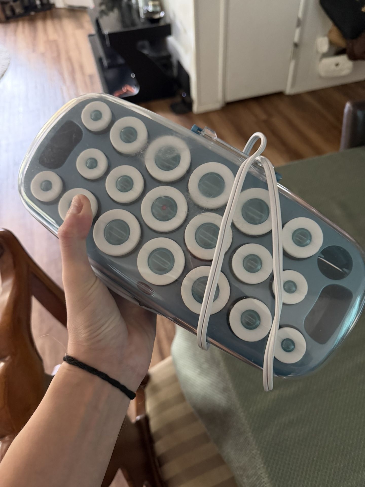 Super cute heat hair curlers leaving not damaging the hair. Missing one