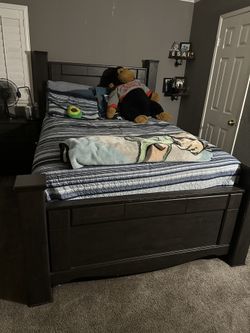 4 Piece Bedroom Set (including Box Spring & Mattress