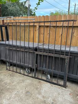 Reja de seguridad de metal con una sección de ventana integrada