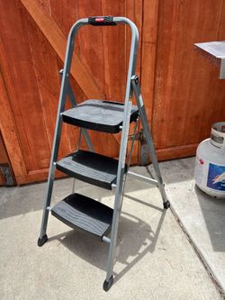 Rubbermaid 3-Step Folding Step Ladder