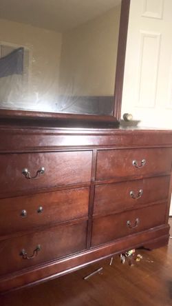 Dresser With Mirror