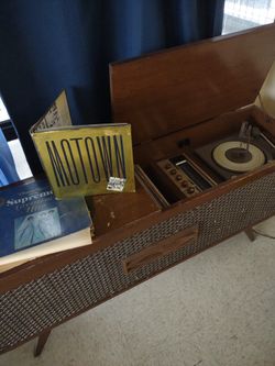 Late 60's Early 70's Victrola