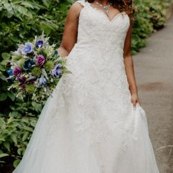 ✨ Wedding Dress, Veil & Hair Clip – Like New ✨