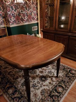 Broyhill table chairs & hutch dining room set