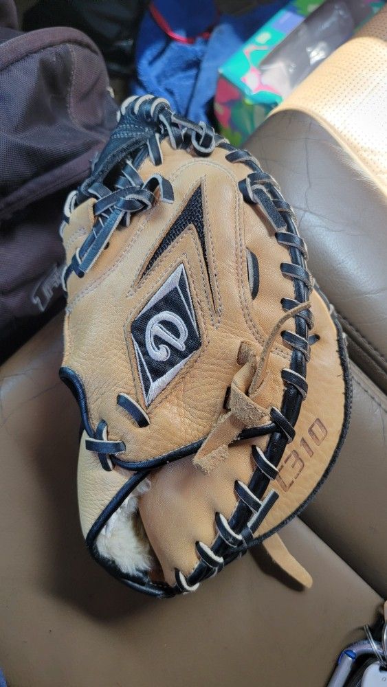 Youth Baseball Catchers Baseball Glove Great Condition
