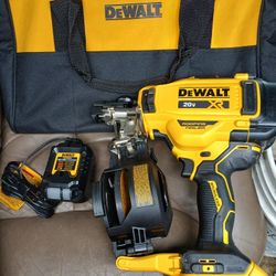 Dewalt  Cordless 20V XR Roofing Nailer DCN45RN  With Battery,  Charger, And Carry Bag