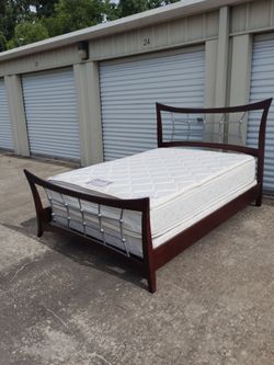 Queen 👑 size bed frame solid wood