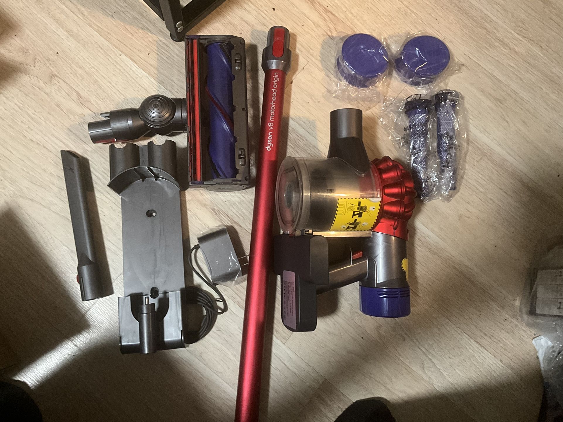 Dyson V8 Vacuum Cleaner New Battery Extra Filters