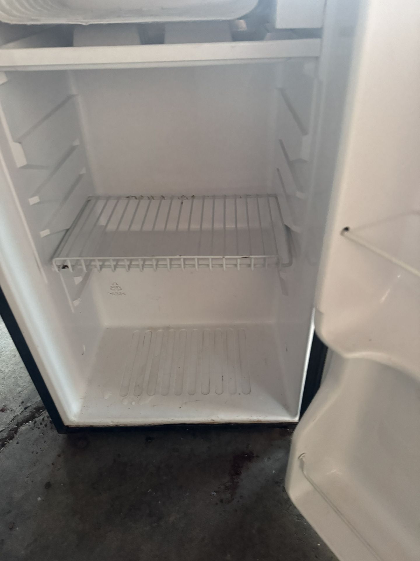 Magic Chef mini fridge and freezer works great