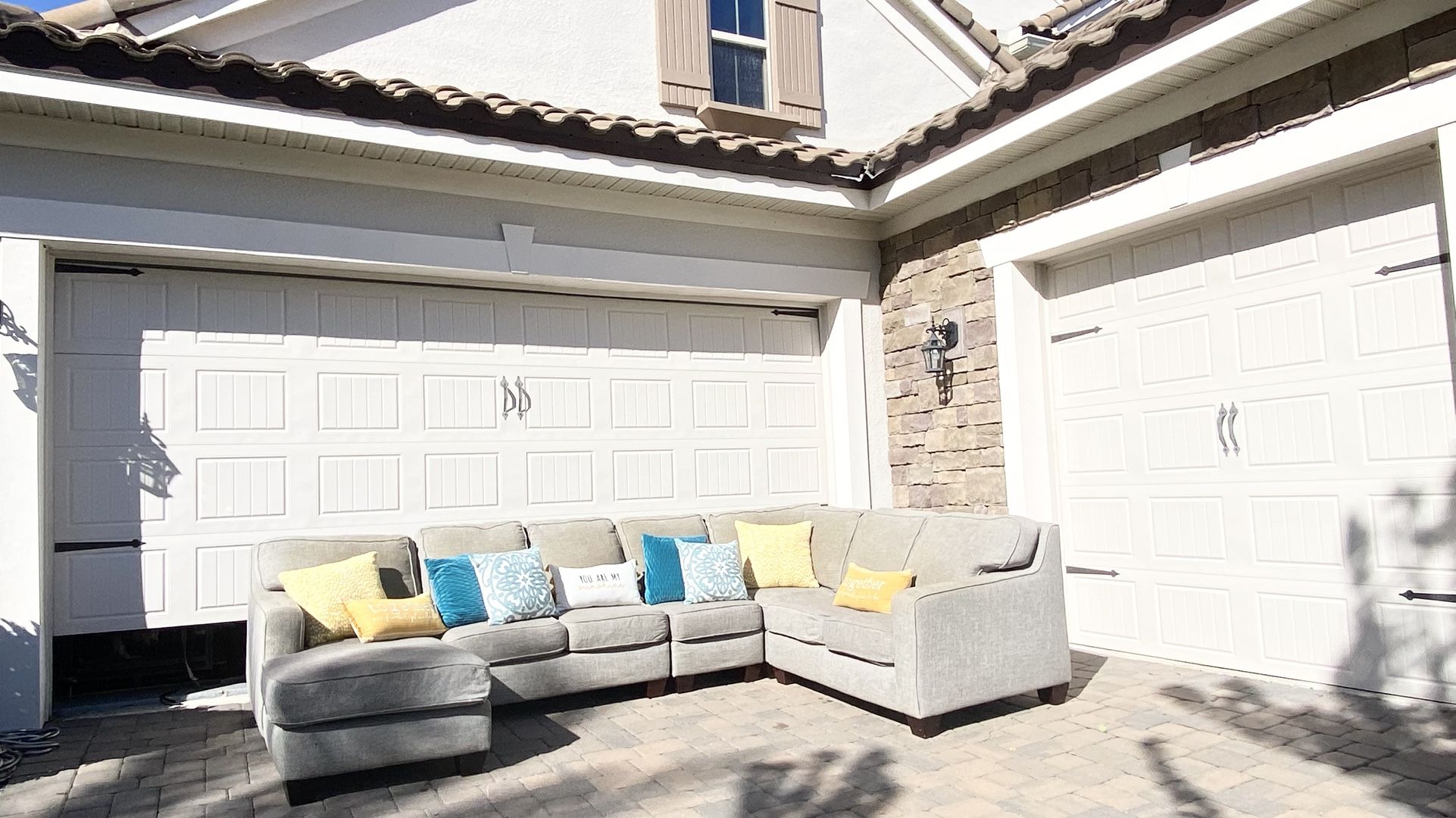 Gorgeous Sectional Sofá - Kevin Charles