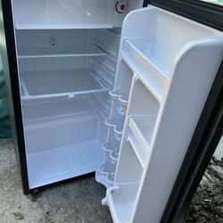 Mini Fridge Good Condition$75