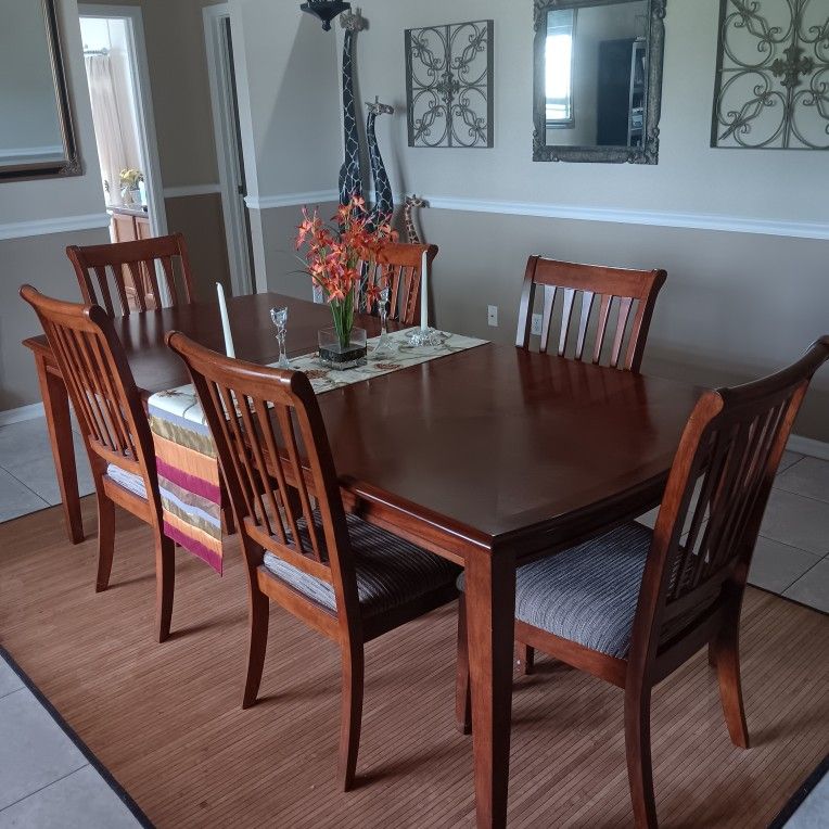 Beautiful Wood Dining Room Table And 6 Chairs. Mint