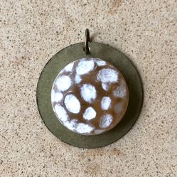 🤍 Pretty, vintage, white and transparent tan cabochon on brass circle pendant