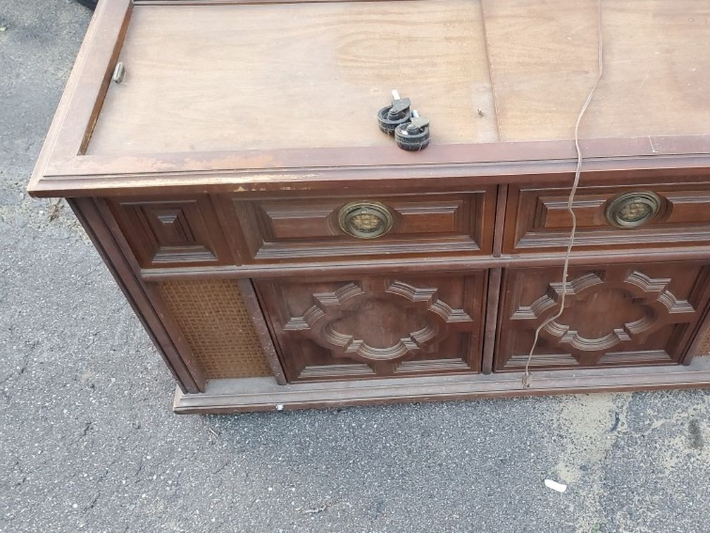 Magnovox Antique Record Player In Excellent Working Condition