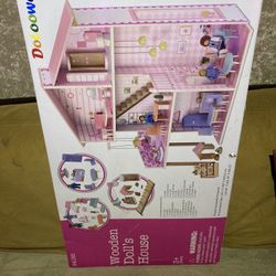Doloowee Wooden Dollhouse 