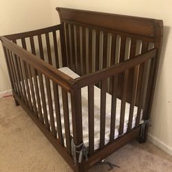 Wood Baby Crib And Waterproof Mattress
