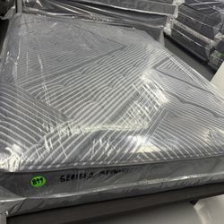 QUEEN SIZE SIMMONS BEAUTYREST BLACK SERIES 1 (MEDIUM) MATTRESS & BOX SPRING BED SET