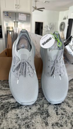 Men’s oofos sneakers