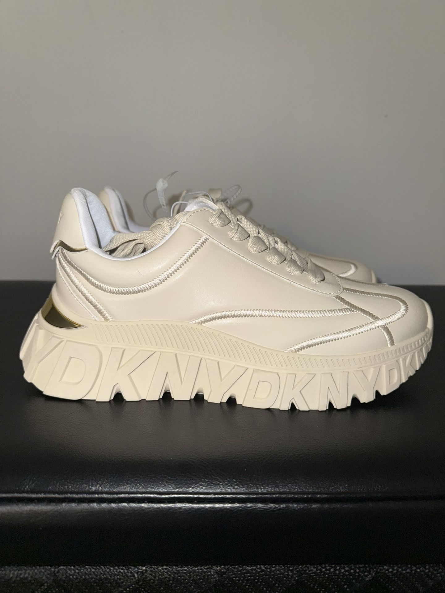 DKNY Women Size 10 Laeoni Beige Gold New Logo Sneakers CA#31127