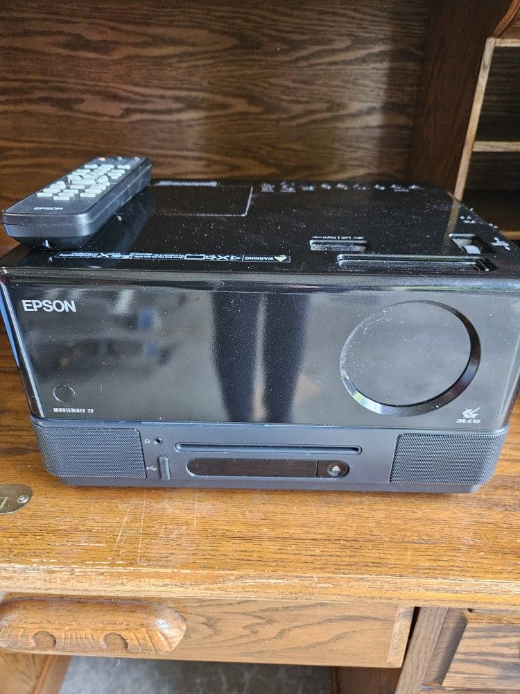 Epson MovieMate 72 Projector & 100" Elite Screen
