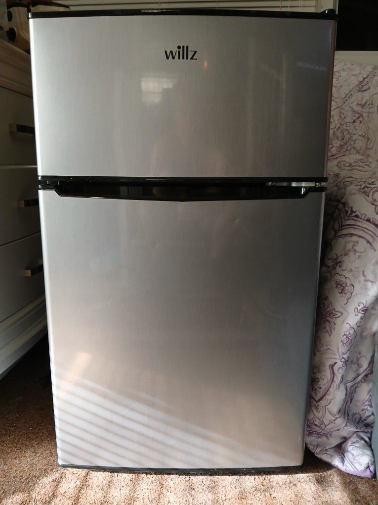 Apartment Sized Refridgerator With Seperate Freezer Door.