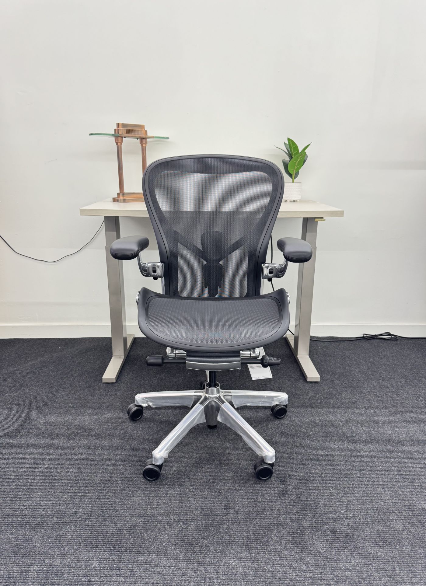 BRAND NEW HERMAN MILLER REMASTERED AERON CHAIR SIZE C, ONYX COLOR WITH POLISHED ALUMINUM FINISH! WITH POSTURE-FIT SL!