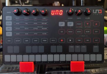 IK multimedia UNO synth