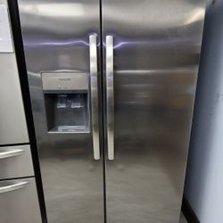 SIDE BY SIDE  FRIGIDAIRE  REFRIGERATOR WITH ICE MAKER 1 YEAR WARRANTY/1 AÑO DE GARANTIA POR ESCRITO 