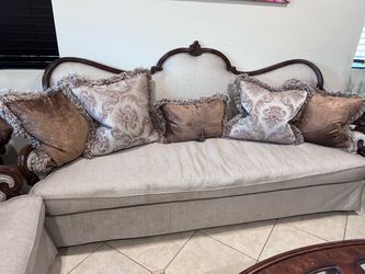 2 couches plus pillows