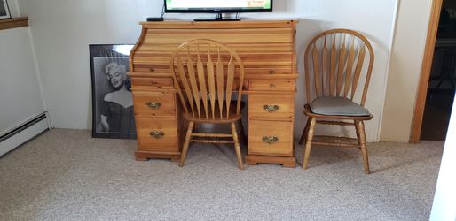 Rill top Desk Pine. And two chairs