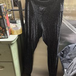 LOW PRICE MOVING- $180 + TAX WOMENS LULULEMON LEGGINGS 