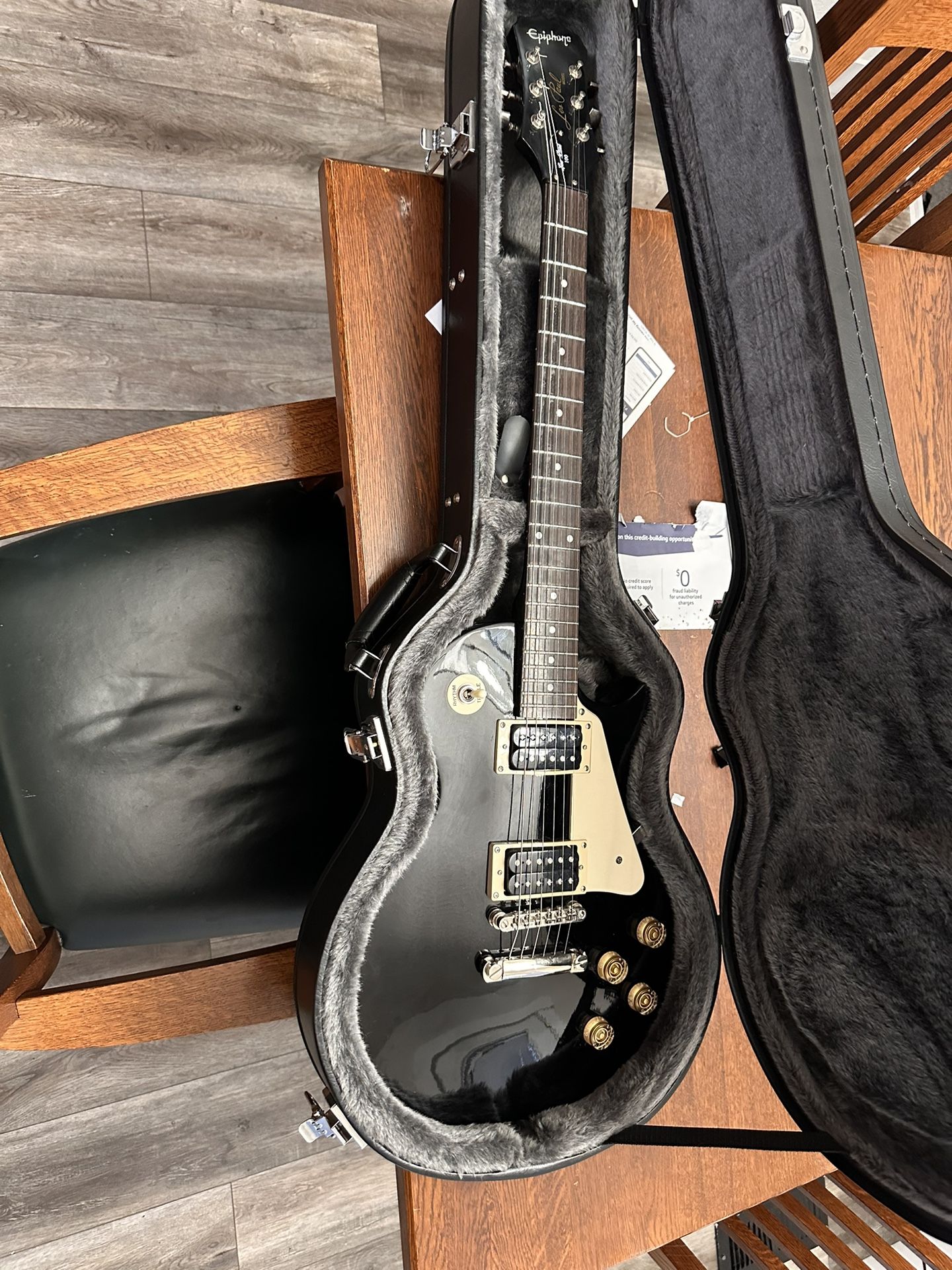 Epiphone Les Paul With matching Hard case