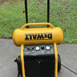 Dewalt 4.5 Gal 225 PSI Air Compressor 