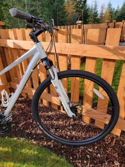 2016 Women s Specialized Ariel Elite Disc Hybrid Bike for Sale in