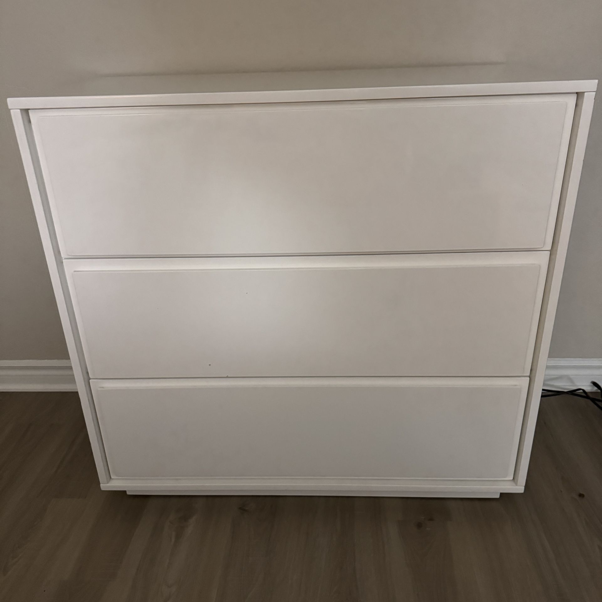 Gorgeous White Lacquer Dresser – Excellent Quality & Sturdy Build