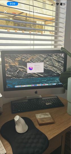 Apple iMac 21.5-inch Retina 4K (Late 2015) with keyboard