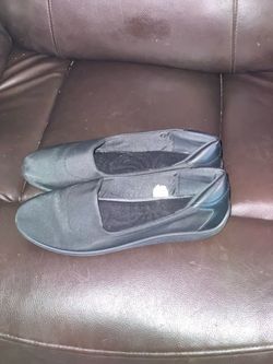 Women black flats