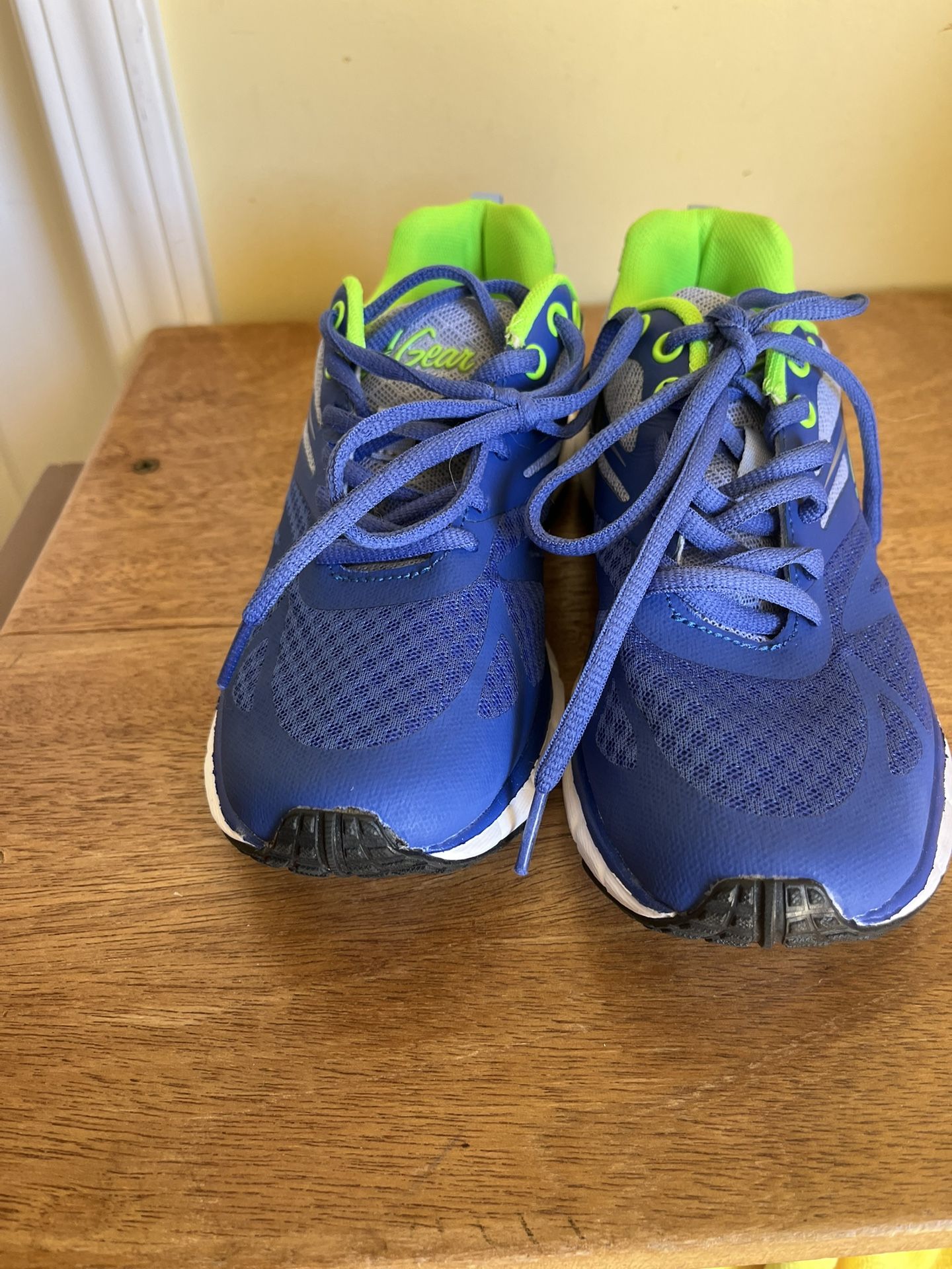 Women’s Size 7 Sneakers
