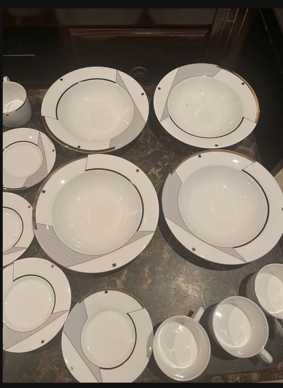 Mikasa dining set. NEW service of 4 have this beautiful  dining set of service for 4  It’s brand new