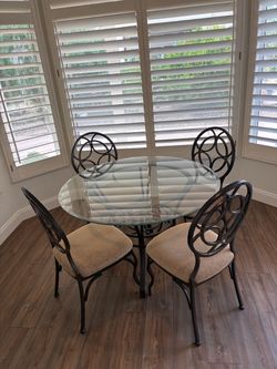 Round Glass Top Dining Table w/4 chairs
