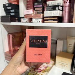 3.4 Oz Valentino  Born in Roma Coral Fantasy Eau de Parfum FIRM PRICE 🧡