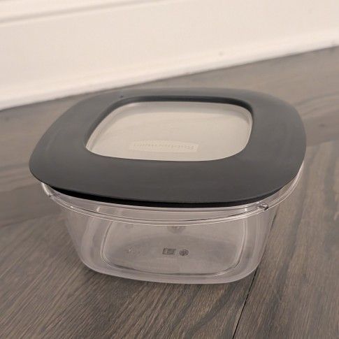 Rubbermaid Premier Easy Find Lids Food Storage Container, 1 Container