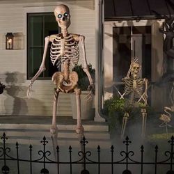 7’ Skeleton Halloween Animatronic